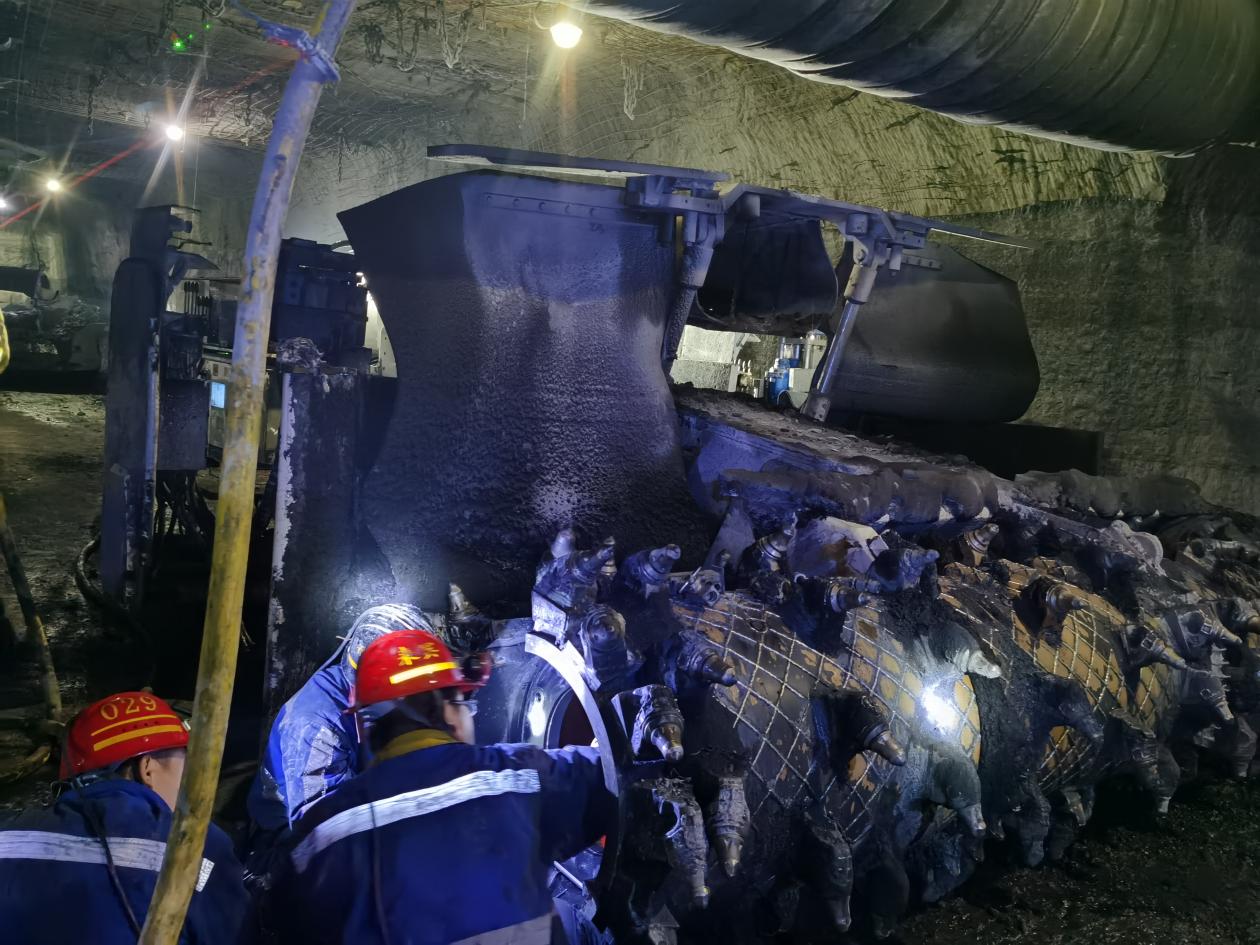 檸條塔礦業(yè)公司首臺(tái)EJM3154-2F掘錨一體機(jī)正式馳騁“疆場(chǎng)” (2).jpeg