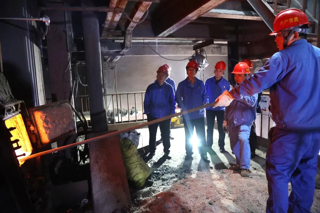 1號供暖鍋爐點火期間，陜煤集團澄合礦業(yè)電力分公司主要管理人員、技術(shù)人員堅守生產(chǎn)一線，對爐膛內(nèi)火情變化科學(xué)管控，保障了一次點爐成功。.jpg