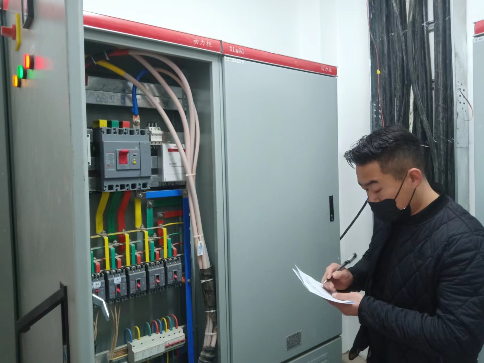 圖為西卓煤礦正在對礦區(qū)供電情況進(jìn)行檢查.jpg