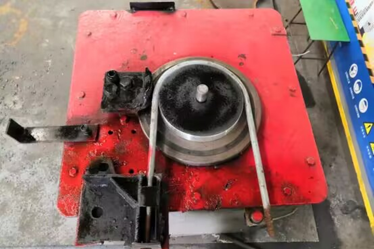 U型卡成型機.jpg