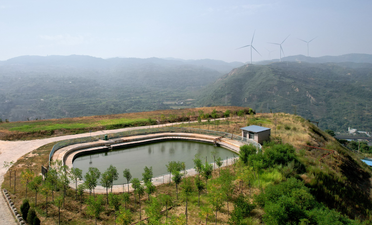 桑樹坪礦地質(zhì)環(huán)境恢復(fù)與綜合治理后的矸石山.jpg