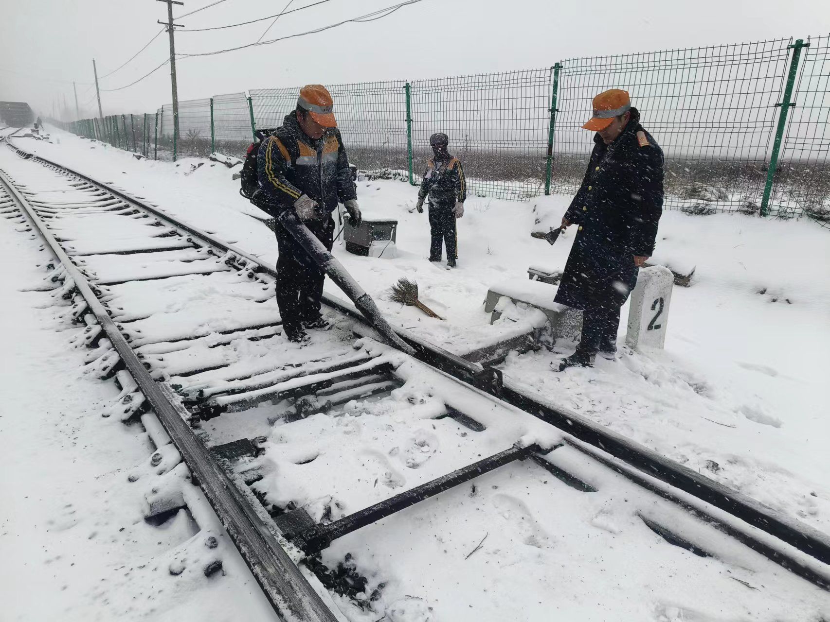 澄合礦業(yè)鐵運(yùn)分公司組織職工對鐵路鋼軌、道岔、道口輪緣槽等關(guān)鍵部位的積雪進(jìn)行清掃.jpg