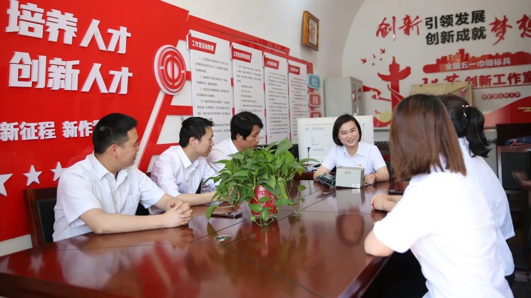 圖為“全國五一巾幗標兵”張蕾在創(chuàng)新工作室為青年職工講授理論知識.jpg