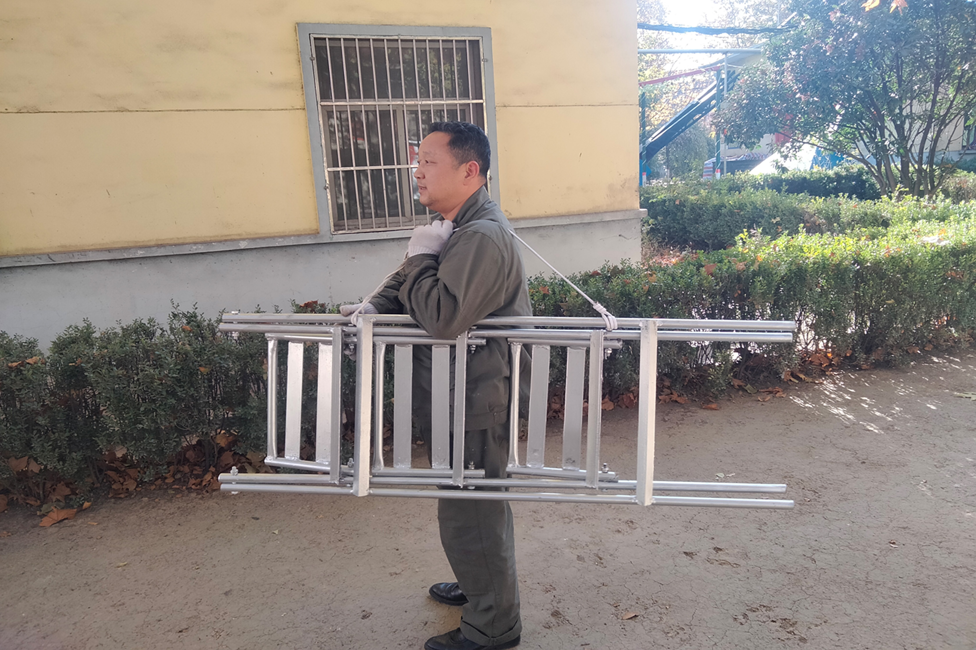 圖1 蒲白西固煤業(yè)機電隊職工侯少平創(chuàng)新的便攜式折疊梯.jpg