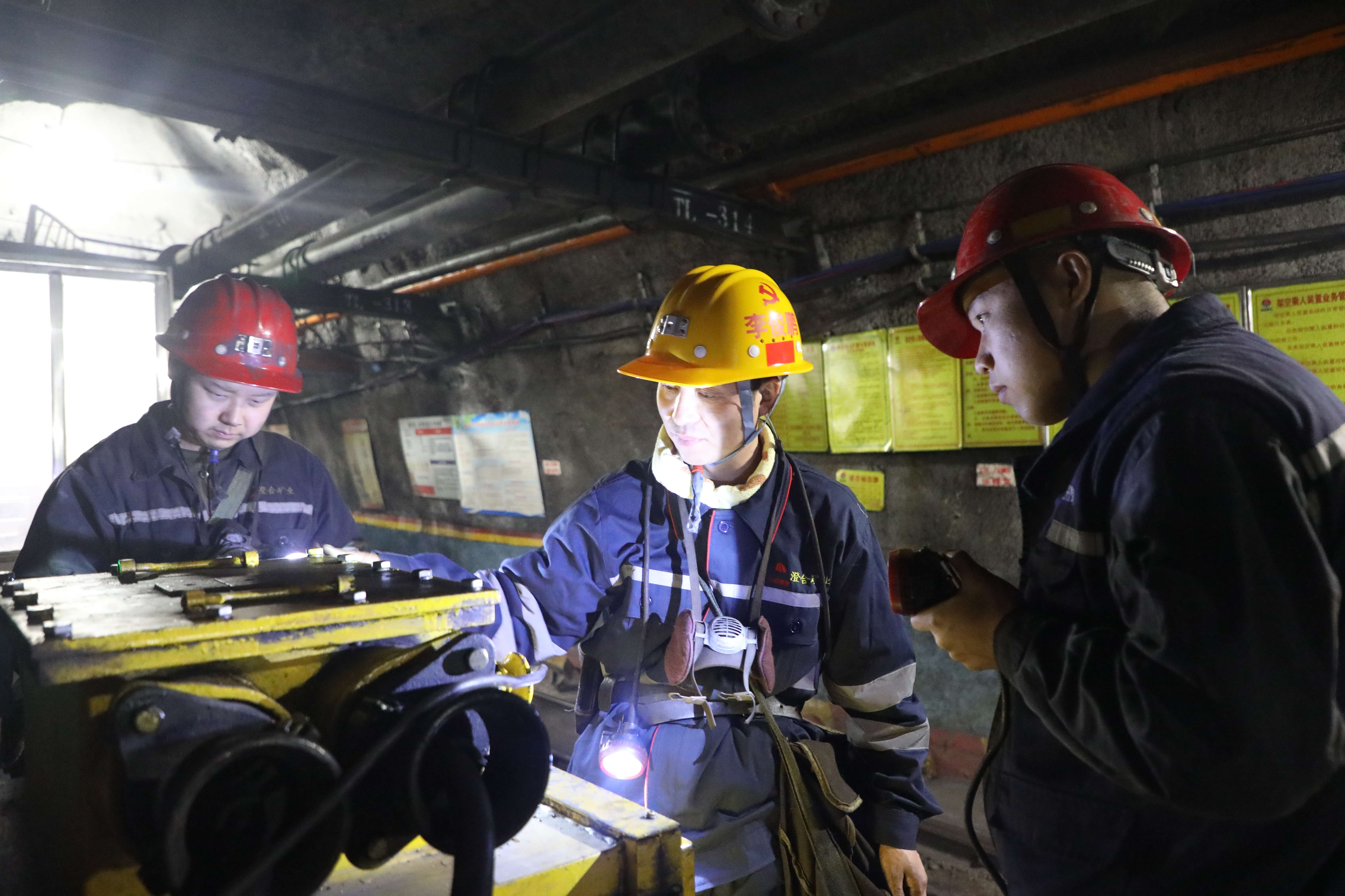 圖為澄合礦業(yè)董礦分公司檢查組人員正在檢查井下電器開關.JPG