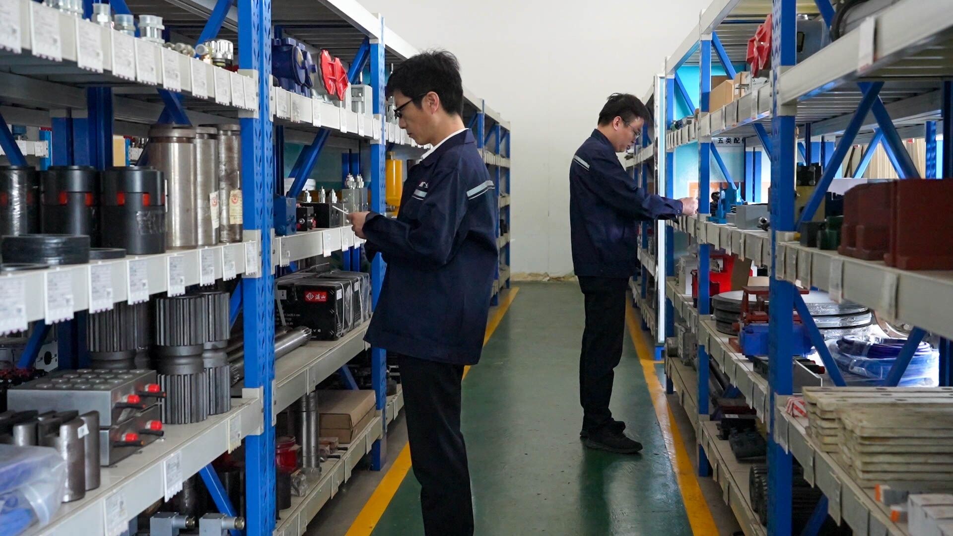圖為澄合礦業(yè)合陽公司物資供應中心職工正在清點庫存.jpg