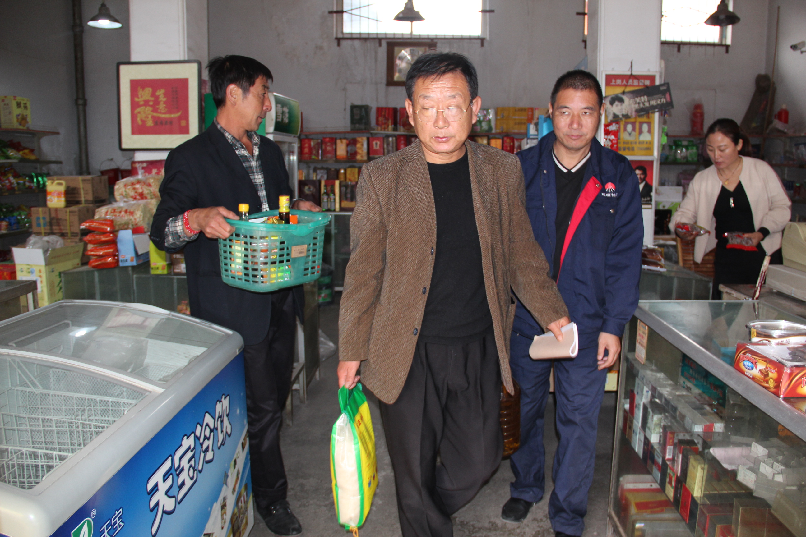“幫扶五人組”幫助“老悶”采購(gòu)生活用品.JPG