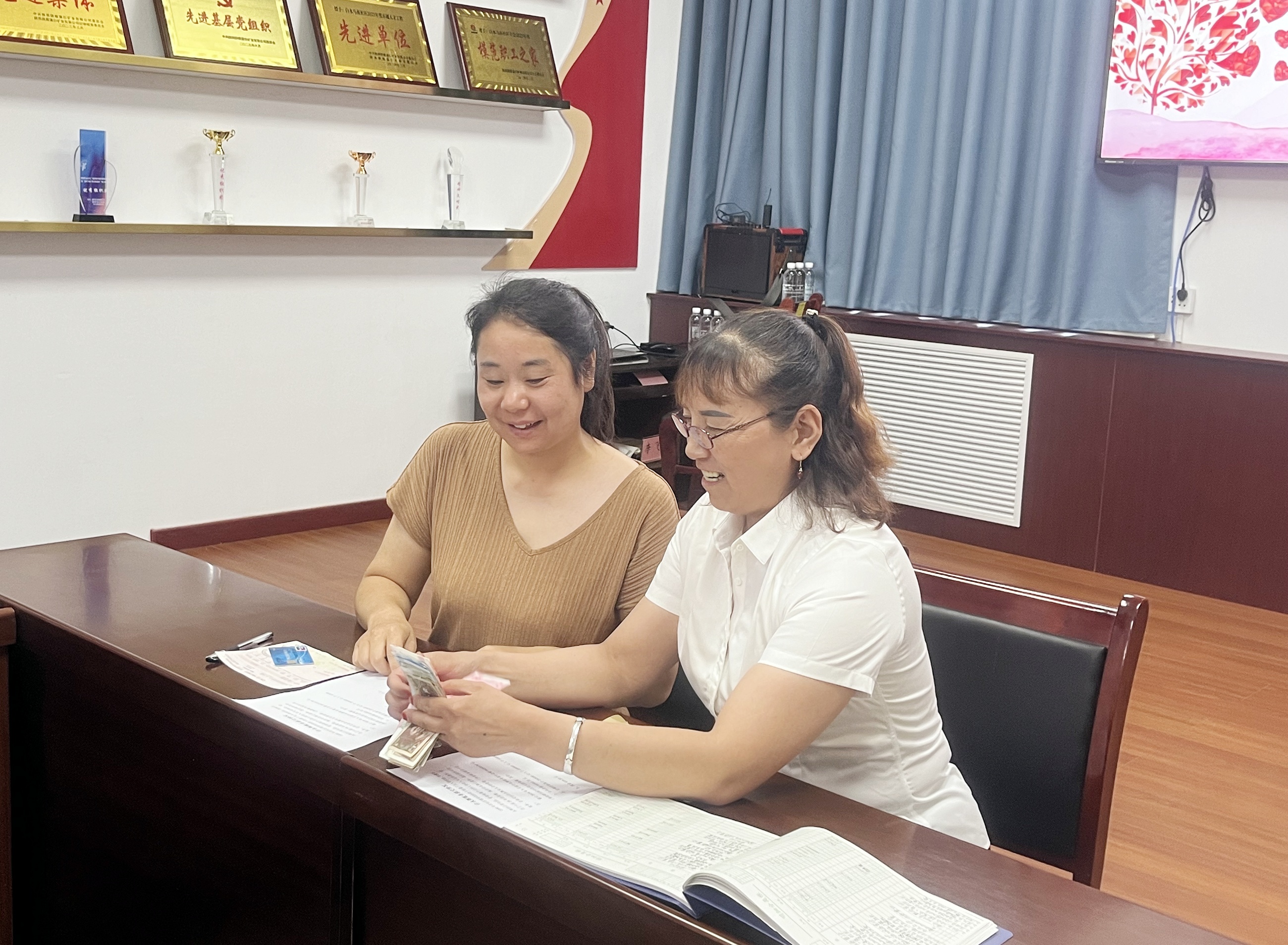 “老悶”許永輝的女兒許婷與財(cái)務(wù)負(fù)責(zé)人雷轉(zhuǎn)梅進(jìn)行資金交接.jpg